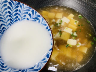 13、虾仁豆腐羹,淀粉水勾芡