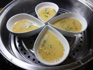 11、虾皮蒸蛋羹,把碗放到蒸锅里，小火蒸约5到8分钟，如果是大碗的话，适当增加时间。