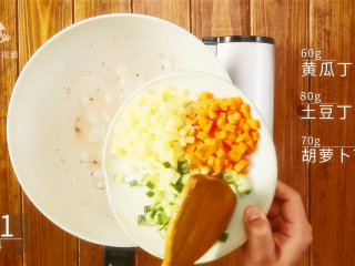 4、剩饭的逆袭！汁香肉满的红烧牛肉炒饭,放60克黄瓜丁、80克土豆丁、70克胡萝卜丁翻炒均匀