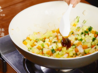 5、剩饭的逆袭！汁香肉满的红烧牛肉炒饭,再放半汤匙耗油