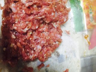 2、剁椒蒸肉饼,拌匀后腌制半个小时