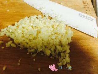 3、剁椒蒸肉饼,蒜一头，剥皮切沫