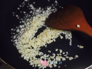 4、剁椒蒸肉饼,锅内入油，炒香蒜末