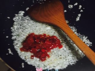 5、剁椒蒸肉饼,加入红剁椒一起炒香