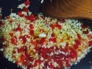 6、剁椒蒸肉饼,炒香后盛出待用