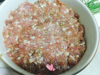 7、剁椒蒸肉饼,腌制好的肉馅放入碗底，压平