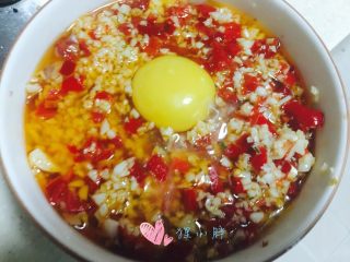 9、剁椒蒸肉饼,刚才炒香的剁椒堆在鸡蛋四周，尽量让蛋黄在中间