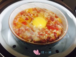 10、剁椒蒸肉饼,盖保鲜膜，上锅蒸半个小时，各家锅时间可自行掌握，鸡蛋完全凝固就可以了