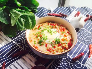 11、剁椒蒸肉饼,出锅后撒葱花装饰即可