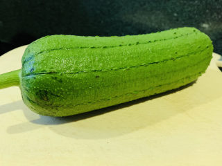 1、丝瓜蛋汤,丝瓜洗净