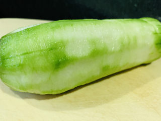 2、丝瓜蛋汤,削皮