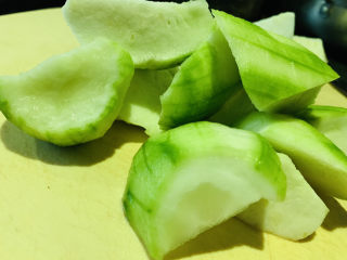 3、丝瓜蛋汤,滚刀切块