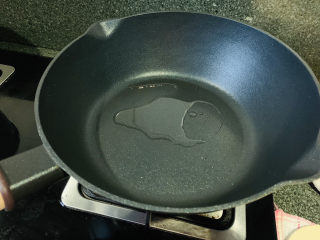 5、丝瓜蛋汤,加食用油，热锅