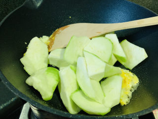 8、丝瓜蛋汤,加入丝瓜