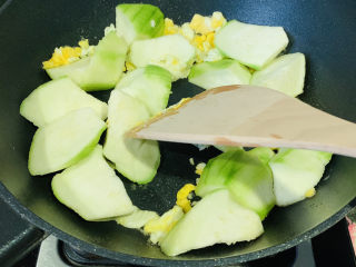 9、丝瓜蛋汤,翻炒