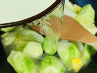 10、丝瓜蛋汤,加入清水