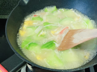 15、丝瓜蛋汤,搅拌均匀