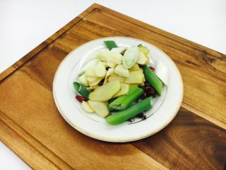 2、家熬平子鱼 （附有煎鱼小妙招）,准备好葱姜蒜，八角，干辣椒，花椒。