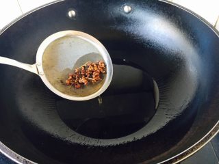 6、家熬平子鱼 （附有煎鱼小妙招）,捞出花椒，可做它用。