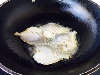 7、家熬平子鱼 （附有煎鱼小妙招）,油5成热时（油面微动），拎住鱼尾沿锅边放进去，刚放进去鱼后千万别用铲子翻动，当煎约2分钟左右时，晃动一下锅，发现鱼可以在锅里滑动时再反面。