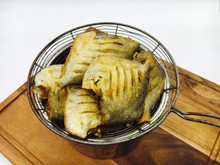 9、家熬平子鱼 （附有煎鱼小妙招）,煎好的鱼沥一下油