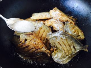 12、家熬平子鱼 （附有煎鱼小妙招）,放入煎好的鱼并把2勺的白糖均匀的撒在鱼上面。