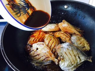 13、家熬平子鱼 （附有煎鱼小妙招）,先倒入提前调好的步骤4的碗汁