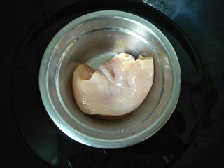 1、鸡胸丝蘑菇浓汤,鸡胸肉去皮洗干净放锅中蒸熟。