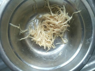 2、鸡胸丝蘑菇浓汤,蒸熟后撕成丝