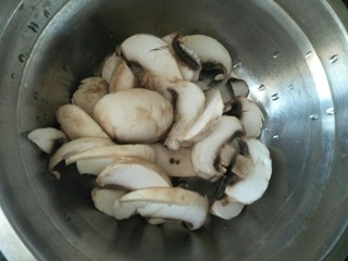 3、鸡胸丝蘑菇浓汤,蘑菇去蒂洗干净切成片状。
