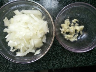 4、鸡胸丝蘑菇浓汤,蒜切碎,洋葱洗干净切碎。