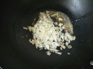6、鸡胸丝蘑菇浓汤,放入洋葱碎