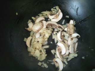 7、鸡胸丝蘑菇浓汤,再放入蘑菇片抄到蘑菇片变软盛出待用。