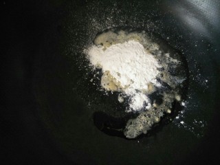 9、鸡胸丝蘑菇浓汤,放入面粉抄一会。