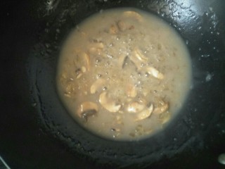 11、鸡胸丝蘑菇浓汤,放入蘑菇煮沸一会。