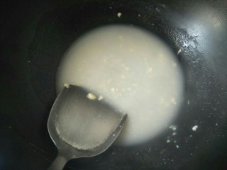 10、鸡胸丝蘑菇浓汤,放入3碗水,用铲子的底不断搅拌让面粉粒融化。