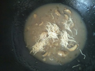 12、鸡胸丝蘑菇浓汤,放入鸡丝搅拌均匀。