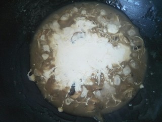 13、鸡胸丝蘑菇浓汤,放入淡奶油煮沸后加入盐和胡椒粉搅拌均匀即可。