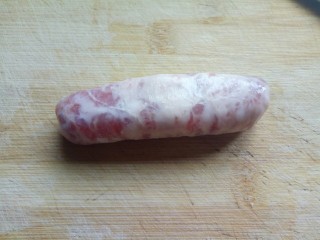 11、绿色美食＋香炒翠绿豆角丝,准备好纯肉原味肠。(没有不放也可以，或者放肉丝，香肠都可以。)