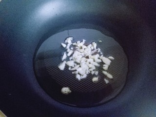 15、绿色美食＋香炒翠绿豆角丝,起油锅，加入切好的蒜炒香。