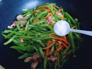19、绿色美食＋香炒翠绿豆角丝,加入盐。(根据个人口味调味)