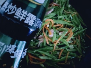 20、绿色美食＋香炒翠绿豆角丝,加入鲜露提鲜。