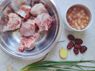 1、花生猪骨汤,首先我们准备好所有食材