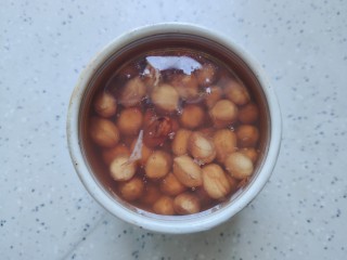 2、花生猪骨汤,花生提前浸泡八个小时以上（我泡了一个晚上，放在冰箱冷藏室）