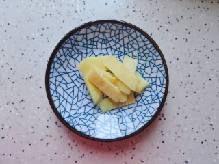 4、花生猪骨汤,生姜去皮洗净之后切成片