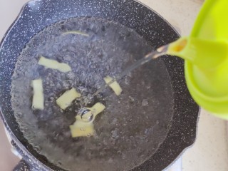 5、花生猪骨汤,锅内煮适量清水，水开后放入三分之二的姜片，并加入适量料酒