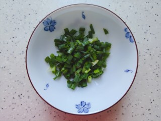 8、花生猪骨汤,小葱洗净之后切碎