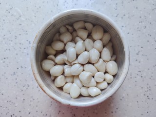 9、花生猪骨汤,花生去皮，冲洗干净（如果你嫌麻烦可以省略去皮这一步）