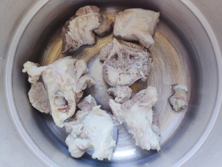 11、花生猪骨汤,然后放入高压锅