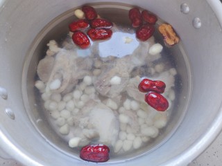 13、花生猪骨汤,加适量清水（我加了锅体的二分之一）